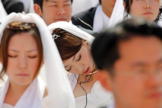 Tu bo cau duyen, chi di chua xin tien tai hinh anh