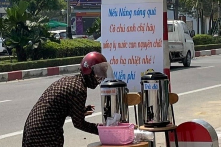 Nuoc cam, tra da mien phi cho nguoi di duong o Ha Tinh hinh anh