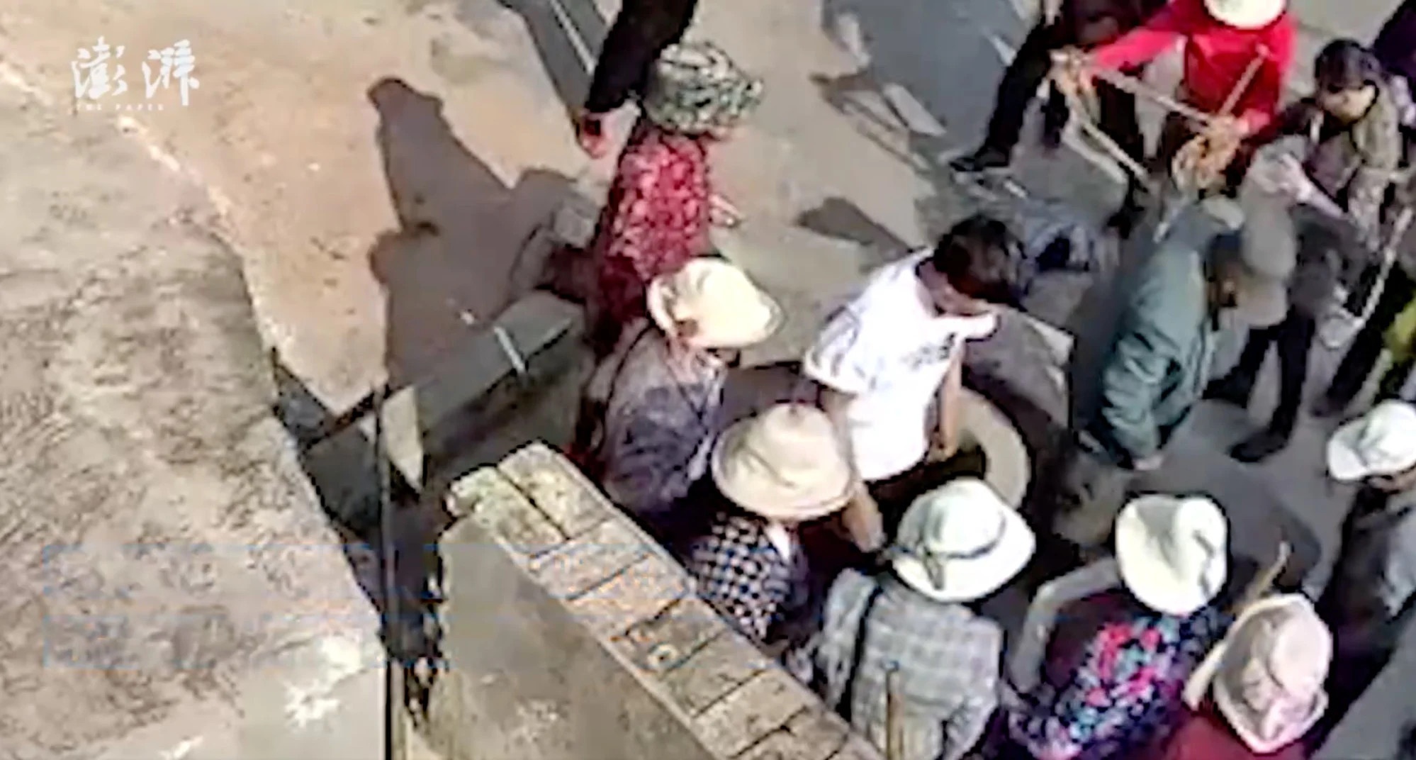 ném trẻ xuống giếng ảnh 1 nem tre xuong gieng anh 1