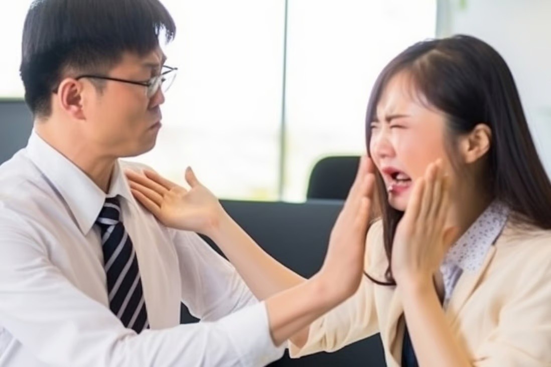 Cong ty bat nhan vien lam viec kem tat nhau hinh anh