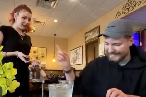 Nu phuc vu o My duoc tip mot chiec oto hinh anh