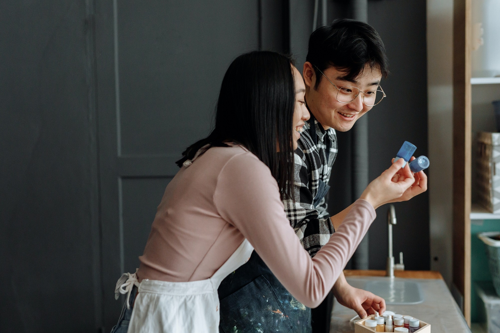 Luon duoc gan nhau nhung de nham chan khi lay dong nghiep hinh anh