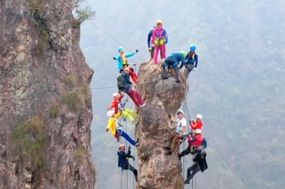 13 nguoi nhay mua tren chom da nho o Trung Quoc hinh anh