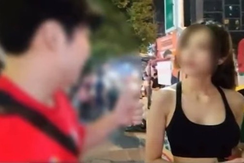 Nam YouTuber Han Quoc quay roi phu nu Thai Lan tren duong pho hinh anh