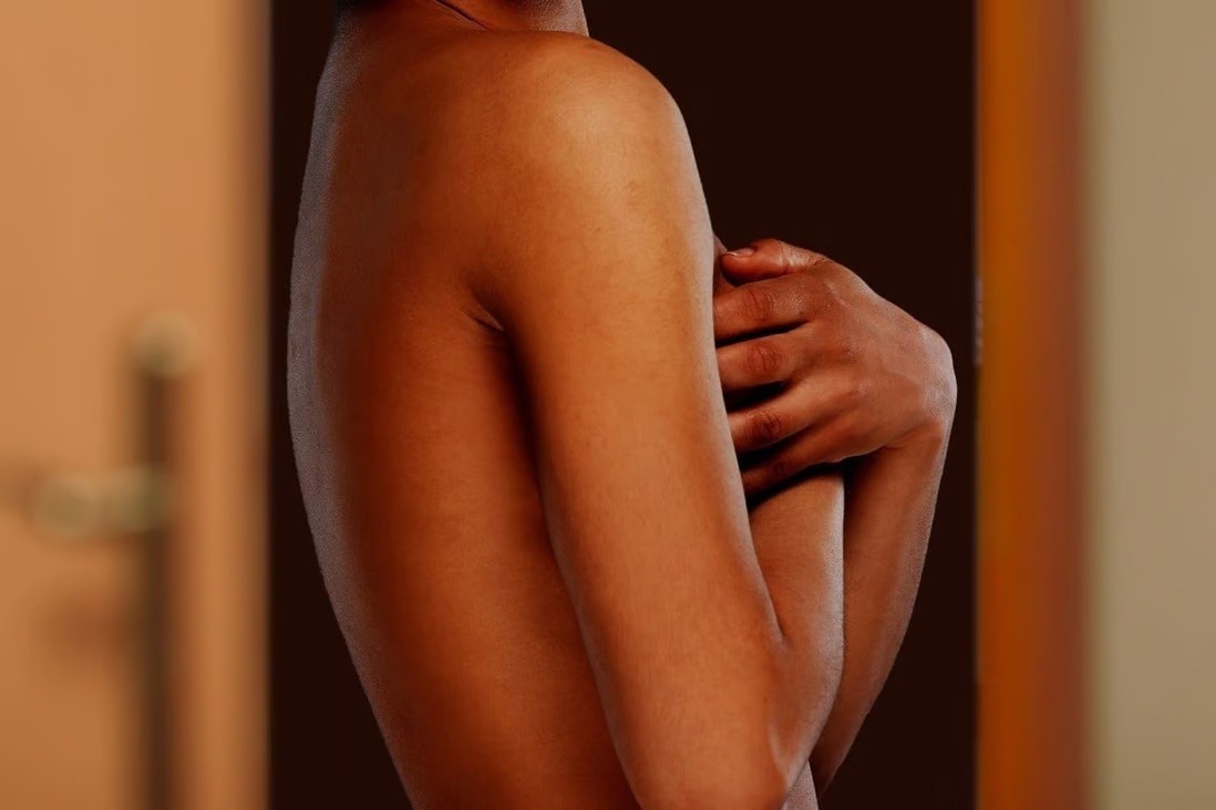 Nguoi phu nu bi lo nguc truoc nguoi la khi di kham benh o Trung Quoc hinh anh