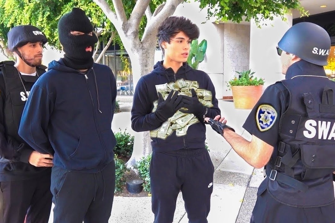 YouTuber bi ban, phat tu vi lam clip choi kham cau view hinh anh