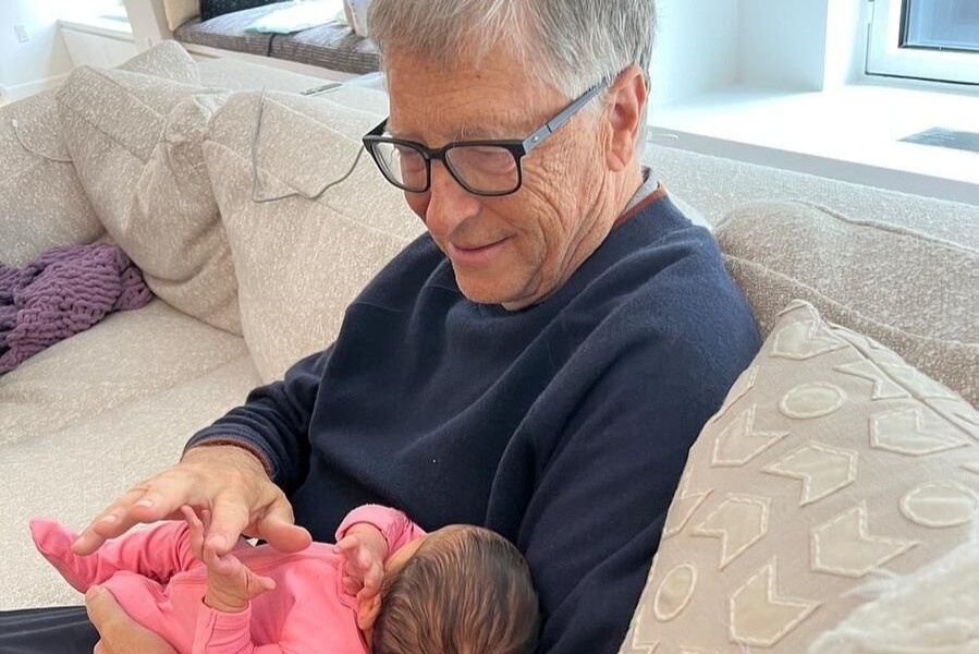 Bill Gates dang buc anh dau tien voi chau gai hinh anh