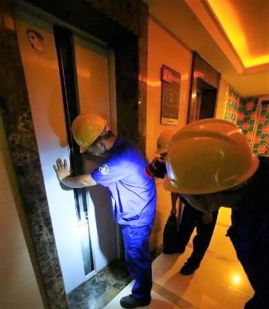 kẹt trong thang máy ảnh 1 ket trong thang may anh 1