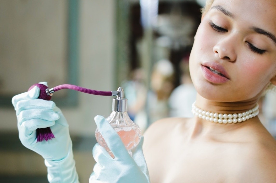 Luu y nhat dinh phai biet khi dung nuoc hoa trong mua he hinh anh