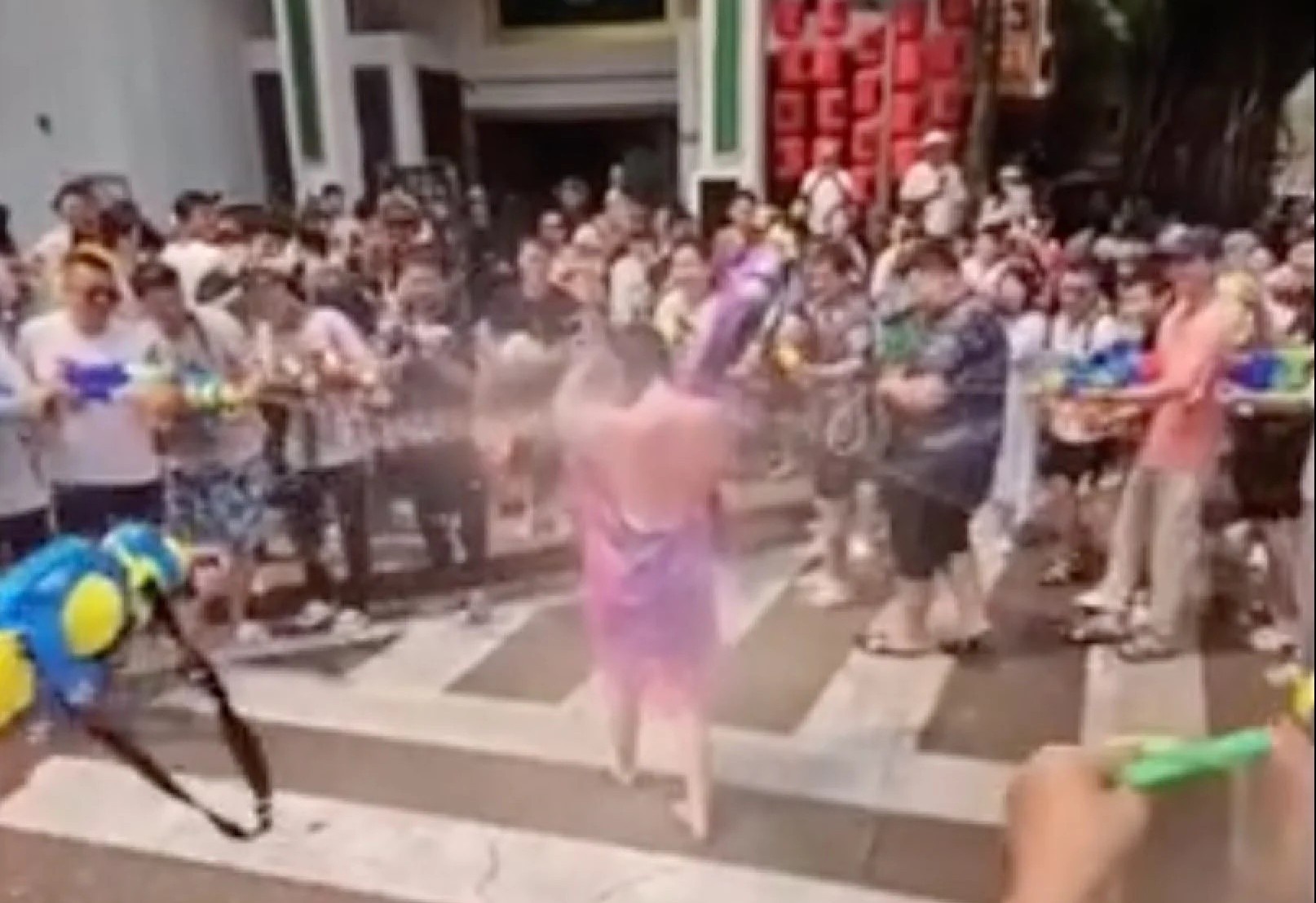 Co gai bi nhom dan ong quay roi trong le hoi te nuoc o Trung Quoc hinh anh