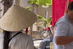 Nguoi dan ong don co tang me con chi ban ve so khien dan mang am long hinh anh