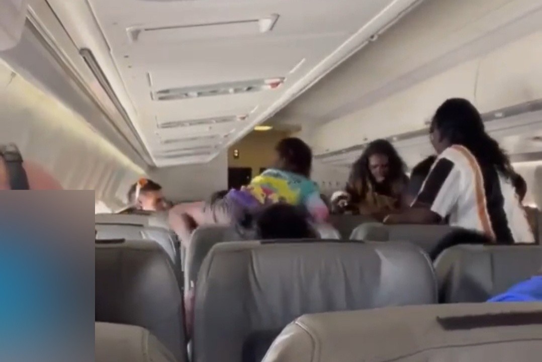 Chuyen bay o Australia phai quay dau vi 4 hanh khach danh nhau hinh anh