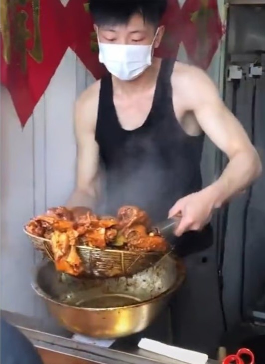 dan ong bi dong cham anh 1