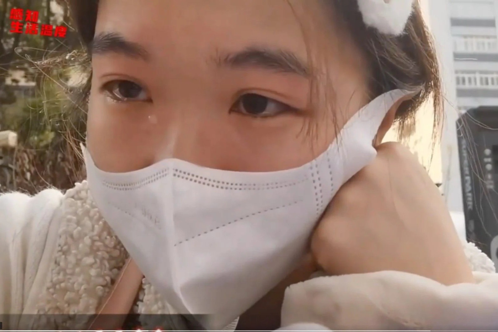 100 trieu luot xem clip co gai bat khoc vi chi ban duoc mot cuon com hinh anh