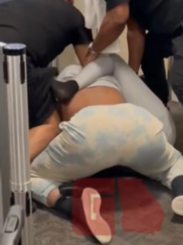 danh nhau o san bay anh 1