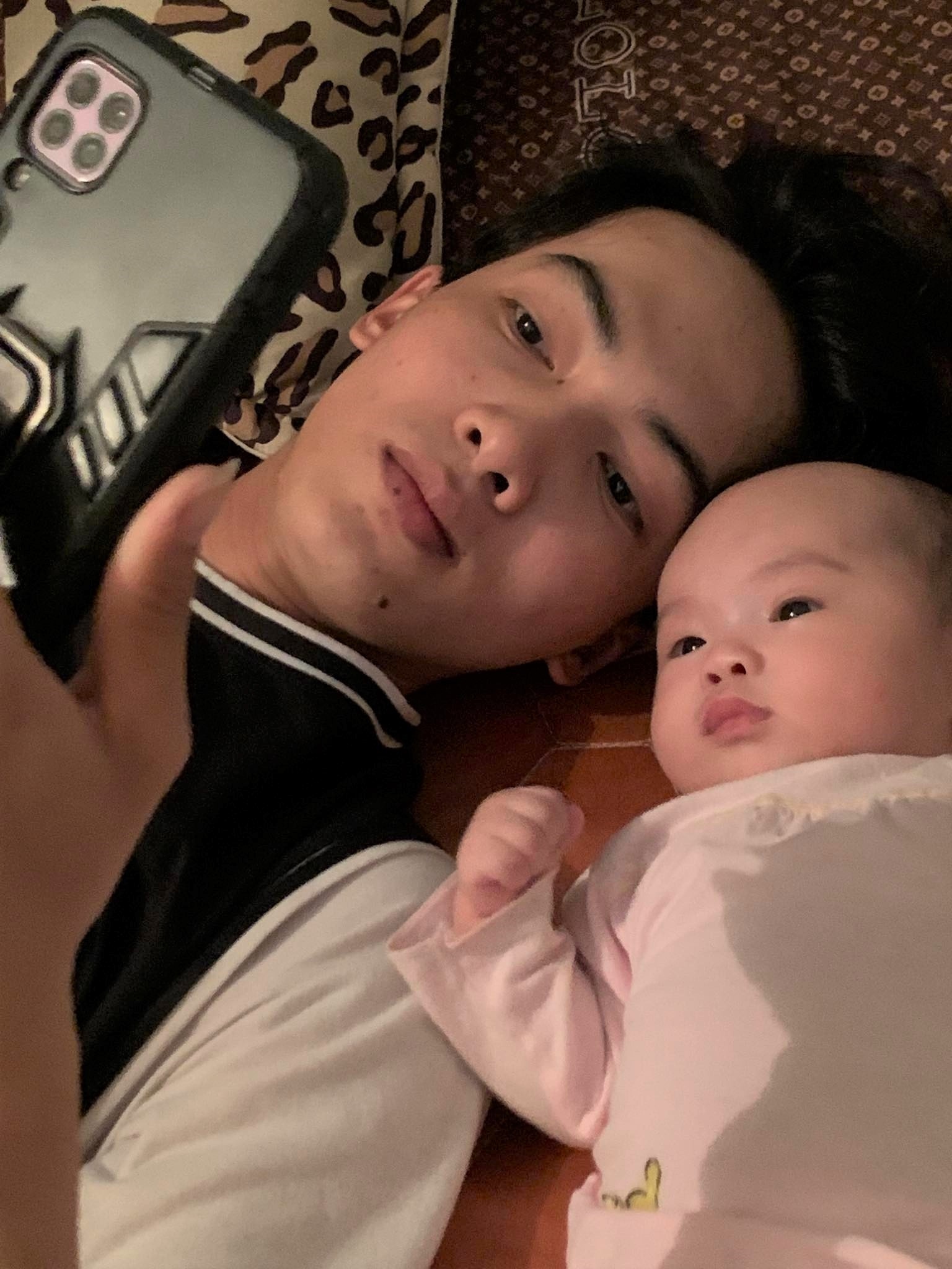 chong giup cham con anh 4