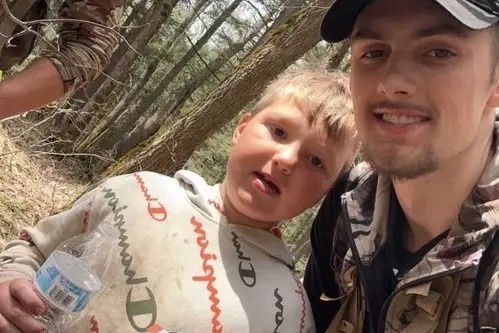 Be trai an tuyet, dung la cay giu am trong 2 ngay lac o rung o My hinh anh