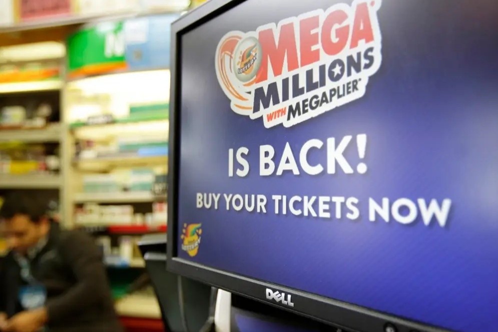 Nhan vien quan ruou trom to ve so trung 3 trieu USD cua khach hinh anh