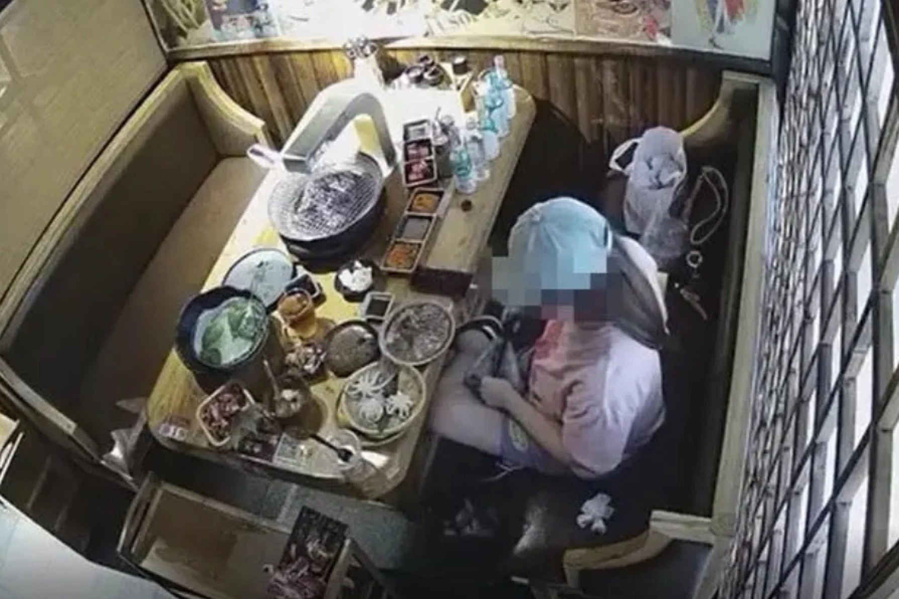 Khach o Trung Quoc co tinh lay thua khi an buffet de bo tui mang ve hinh anh