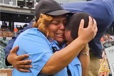 Nu canh sat My duoc nguoi la tang 50.000 USD hinh anh