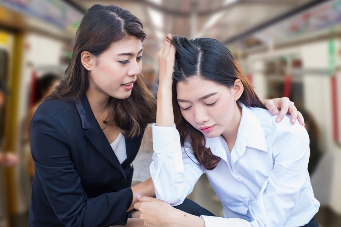 Hoc sinh nhan bat ngo khi bi non oi tren tau dien ngam hinh anh