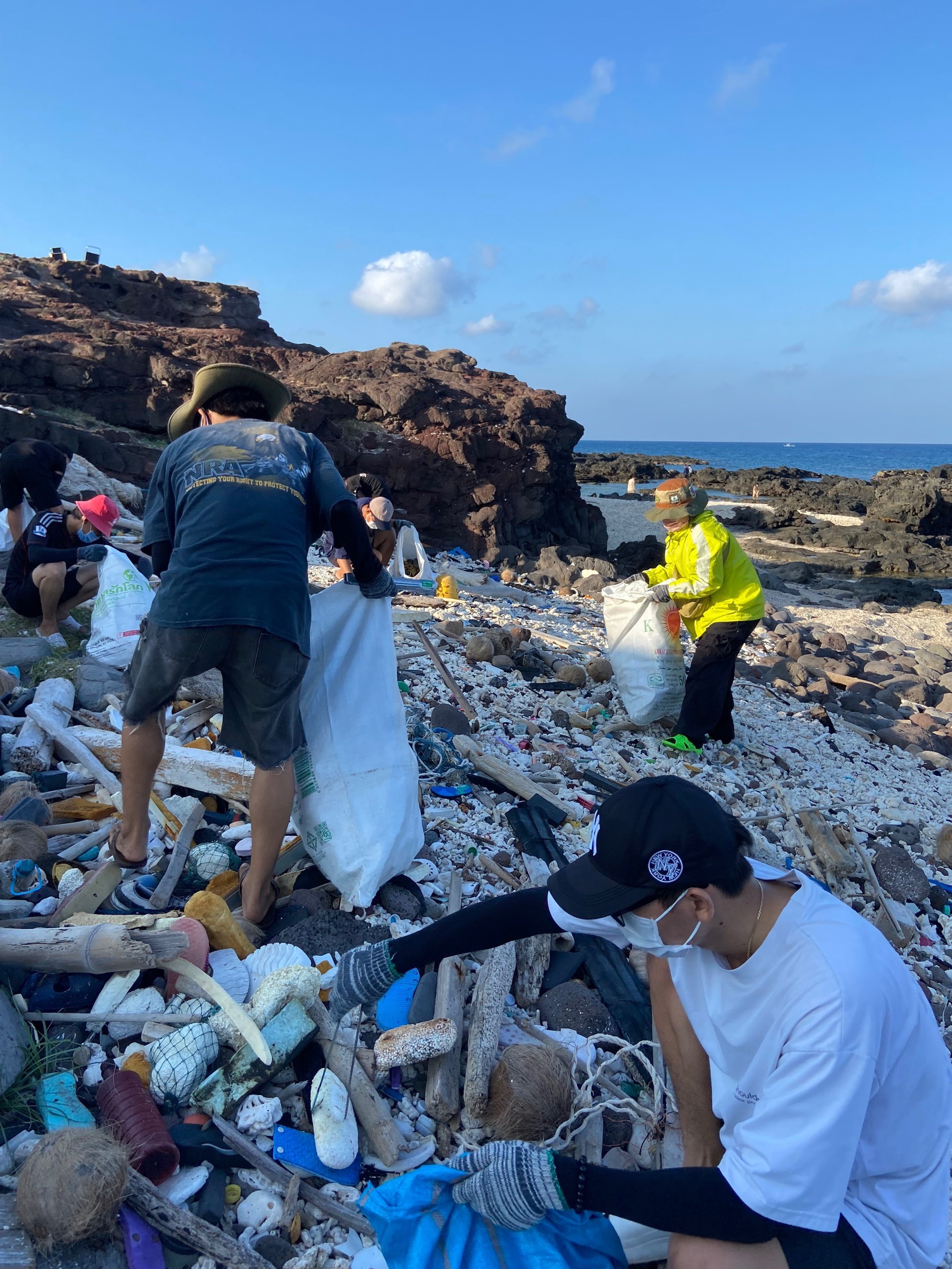 nhat rac dao Phu Quy anh 6