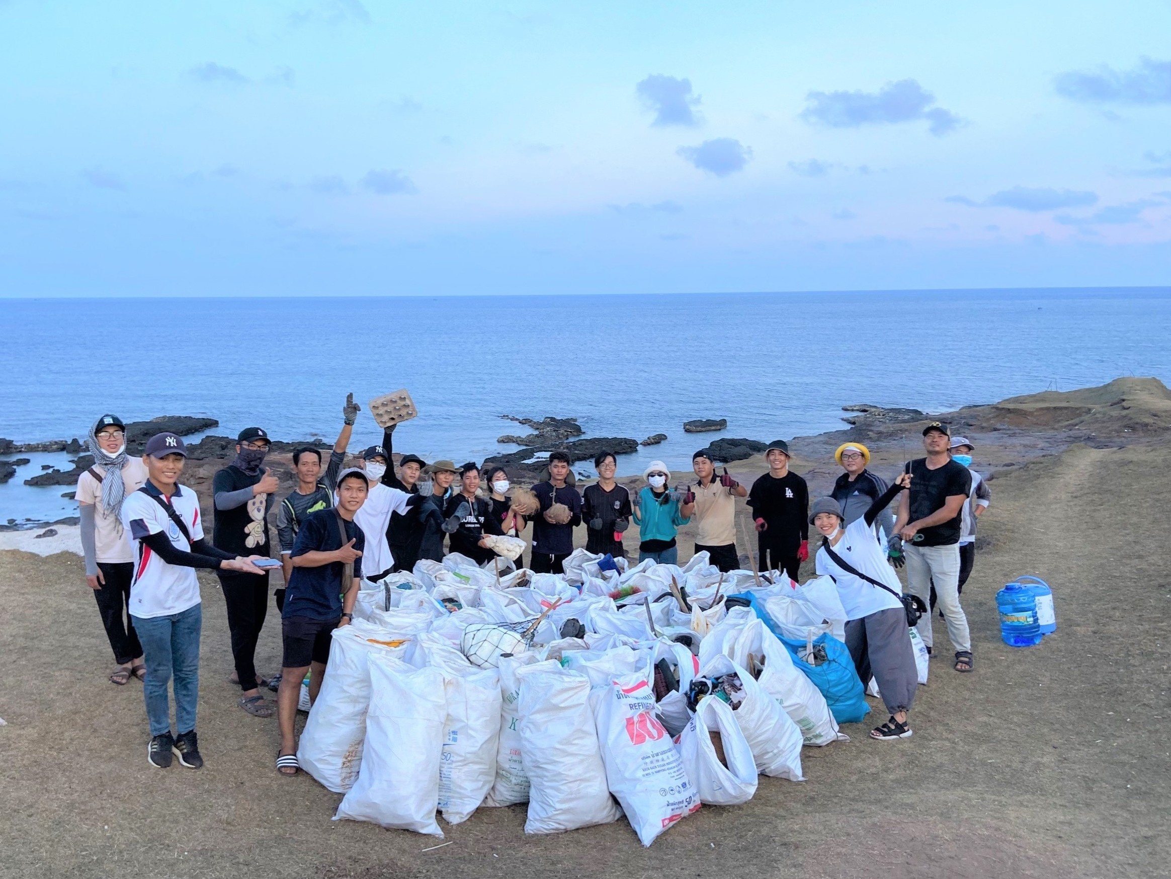 nhat rac dao Phu Quy anh 1