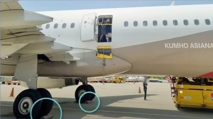 cua thoat hiem may bay anh 1