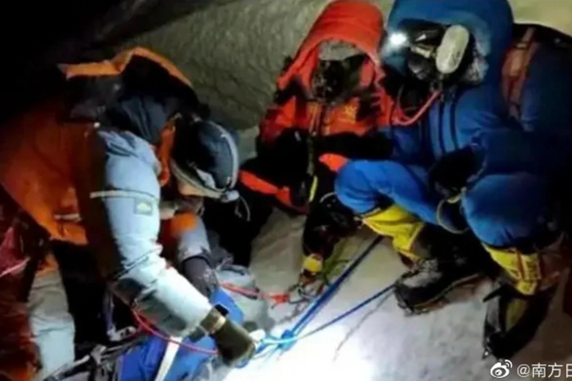 Hanh dong cua nguoi phu nu sau khi duoc giai cuu o Everest gay phan no hinh anh