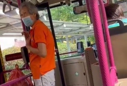 Hanh dong bat ngo cua tai xe khi khach mang theo sau rieng o Singapore hinh anh