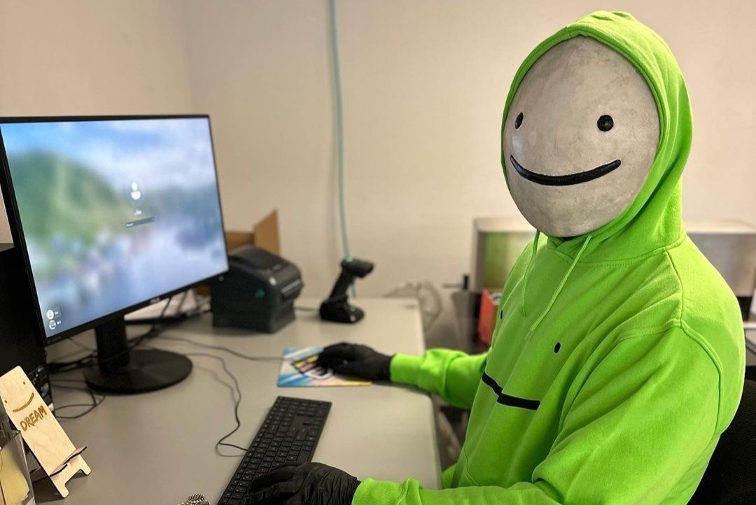 YouTuber My hoi han vi cong khai mat that hinh anh