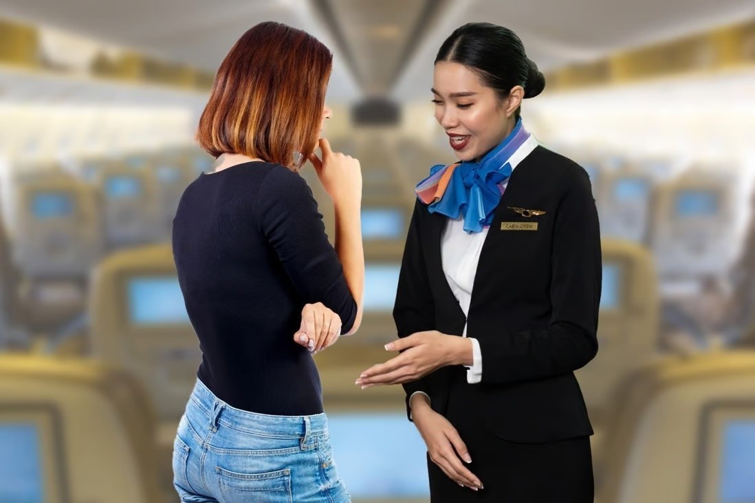 Hanh dong cua vi khach Trung Quoc tren may bay gay tranh cai hinh anh