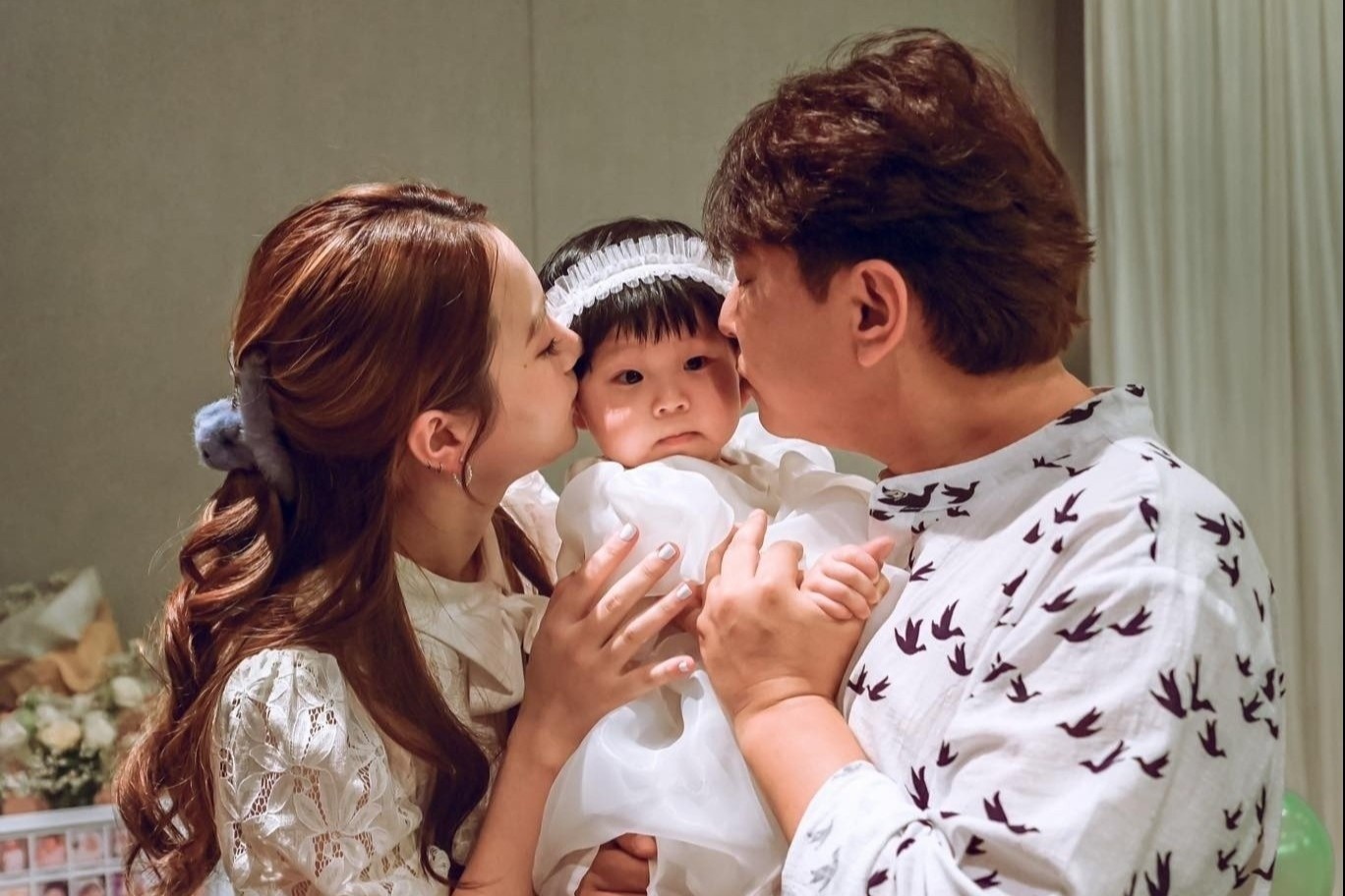 Nuoi day con khi vo, chong khac quoc tich, van hoa hinh anh