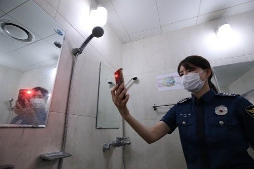 Phat hien camera an trong nha ve sinh truong DH hang dau Han Quoc hinh anh