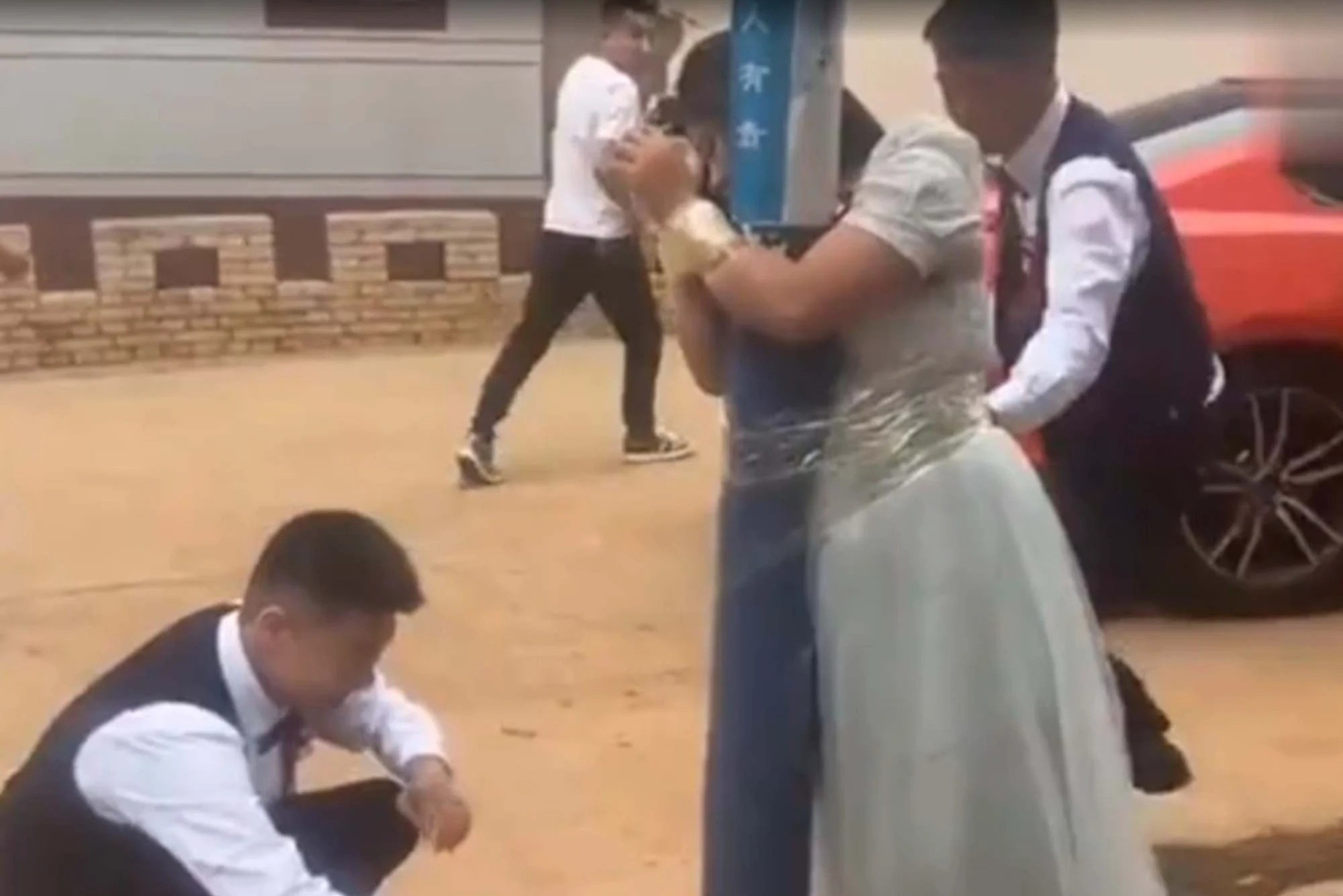 Phu dau bi nhom dan ong troi, dot phao vao nguoi o Trung Quoc hinh anh