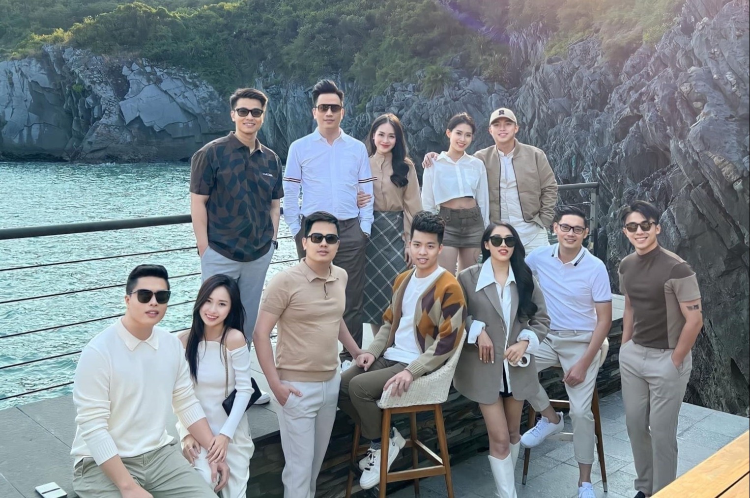 Nhom ban choi than 10 nam, luon mac ton-sur-ton khi du lich hinh anh