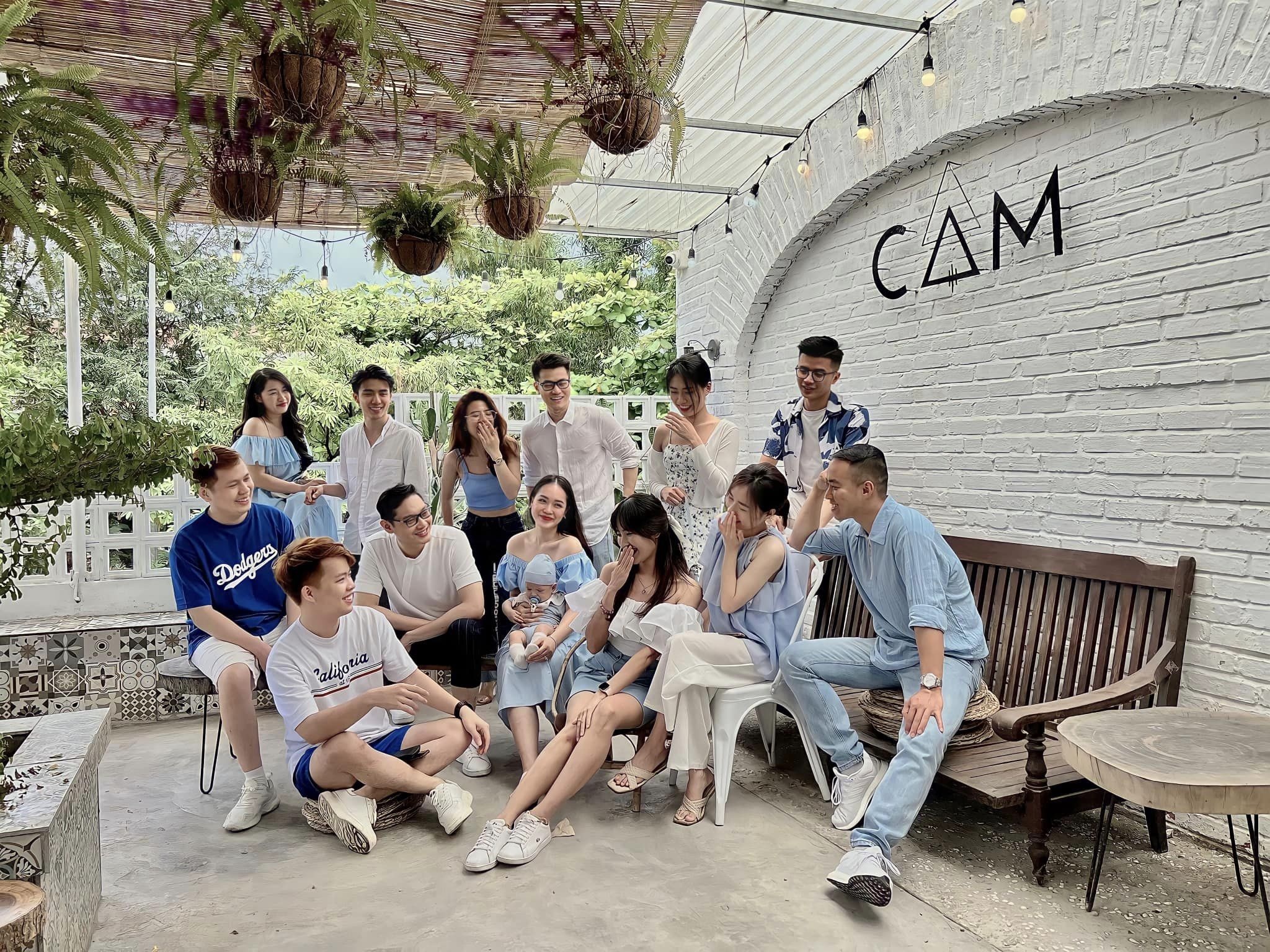 nhom ban di du lich anh 2