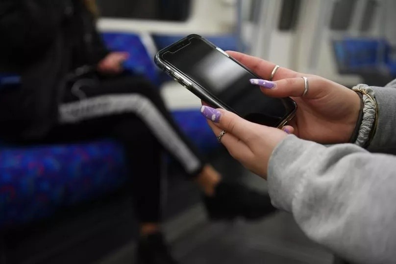 Bi phat tien vi tu y xem dien thoai cua ban trai o Han Quoc hinh anh