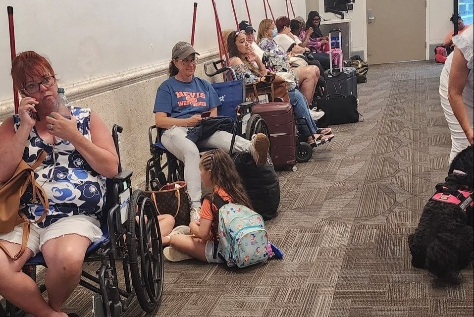 Hang dai khach ngoi xe lan doi len may bay o My gay buc xuc hinh anh