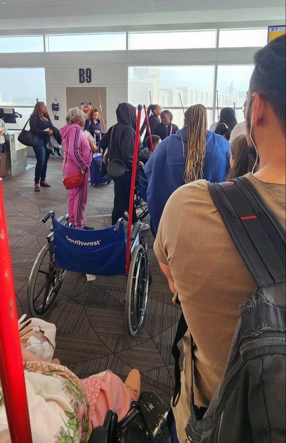 xe lan tren may bay anh 2