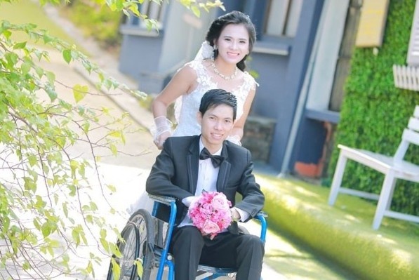 Tu tinh yeu online toi cuoc hon nhan 10 nam cua chang trai ngoi xe lan hinh anh