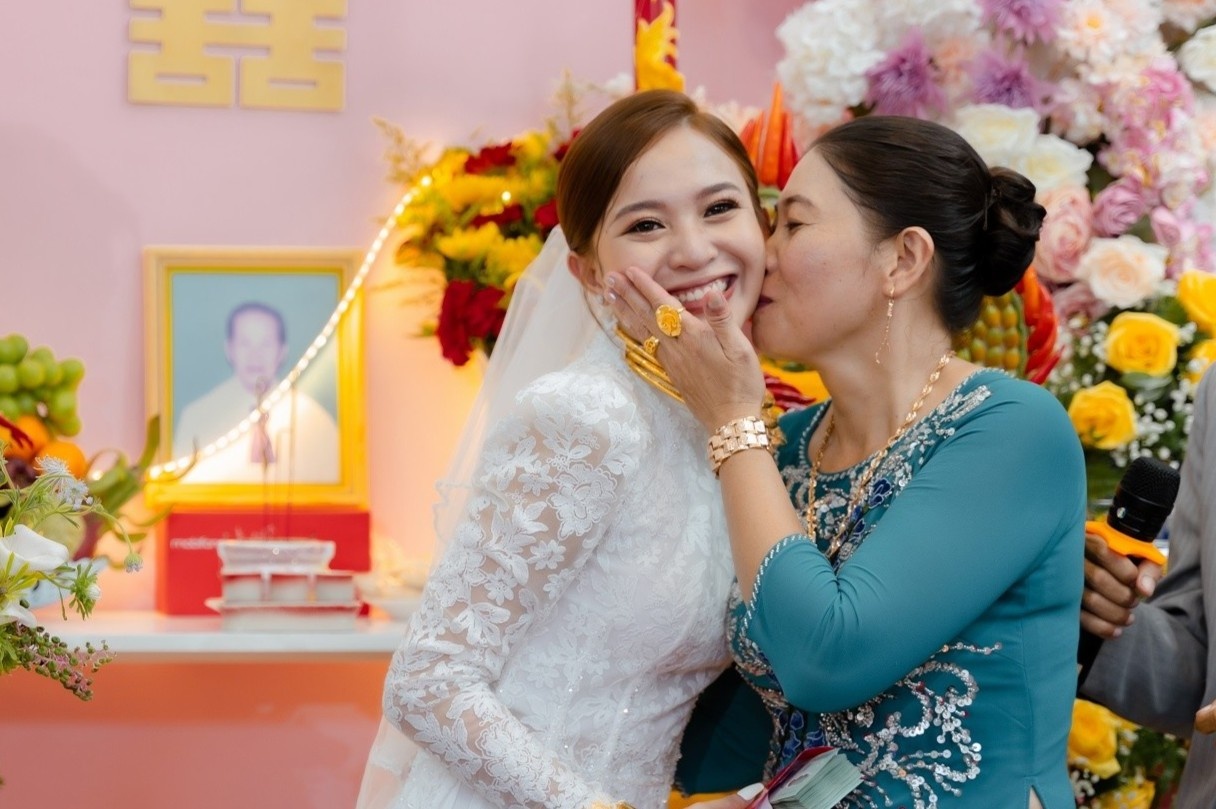 Co gai mien Tay duoc me chong cung nhu con ruot hinh anh