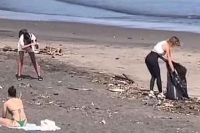 KOL vut tui rac tren bai bien sau khi quay xong clip song ao hinh anh