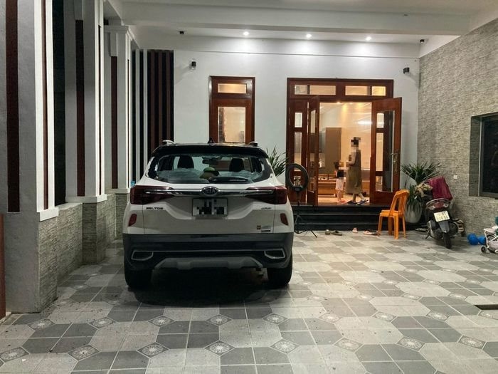 Dap pha oto cua nguoi khac vi vao nham nha hinh anh