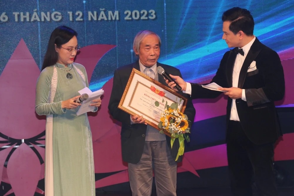 Trao tang thuong cac tac pham ly luan, phe binh van hoc, nghe thuat hinh anh