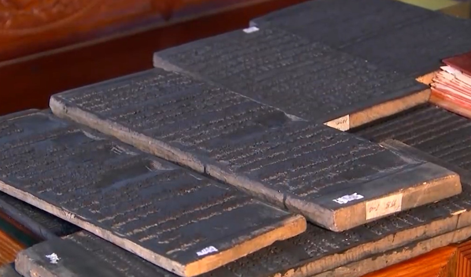 Xot xa moc ban hang tram nam tai chua Te Xuyen dang hu hong dan hinh anh