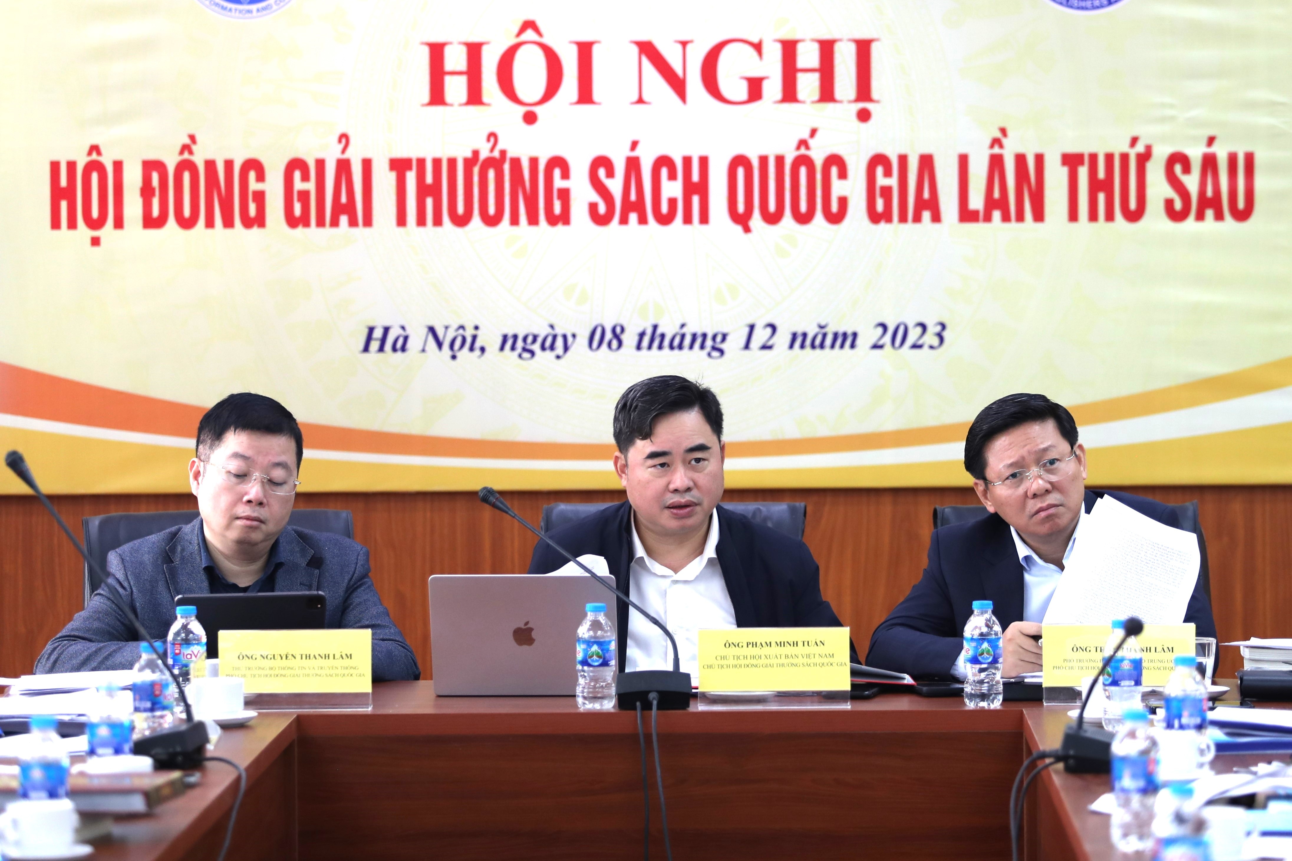 Hoi dong Giai thuong Sach Quoc gia lan thu sau tham dinh, xet giai hinh anh