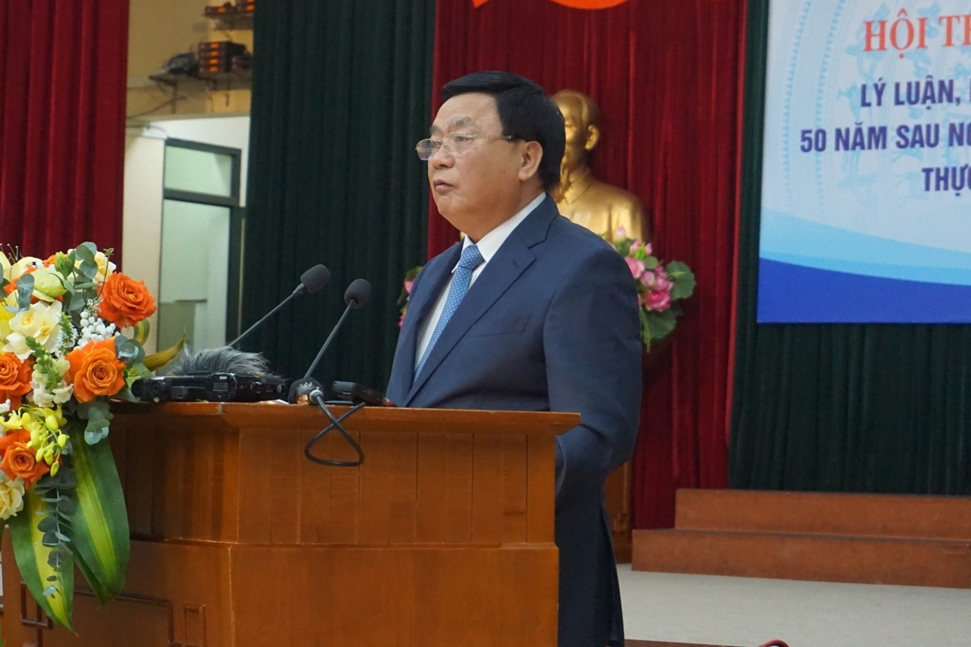 ly luan phe binh anh 1