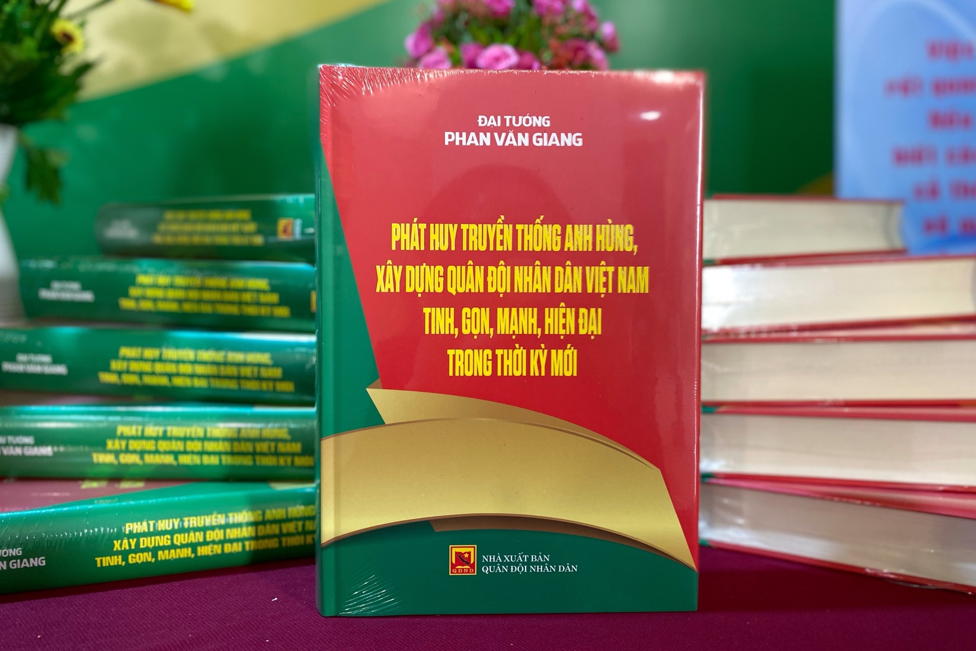 Cuon sach ve xay dung quan doi cua Dai tuong Phan Van Giang hinh anh