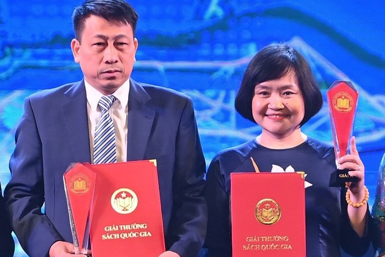 Nuoc mat xuc dong cua tac gia nhan giai A Giai thuong Sach Quoc gia hinh anh